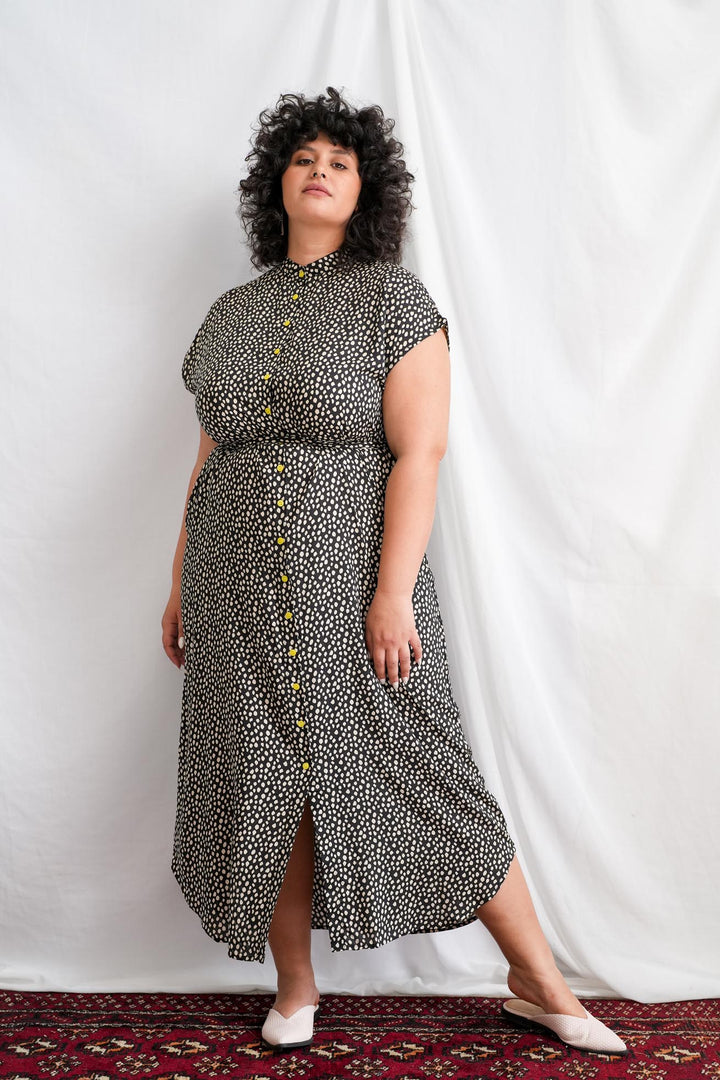 שמלת מקסי אוברסייז עולם נקודות שחור-לבן