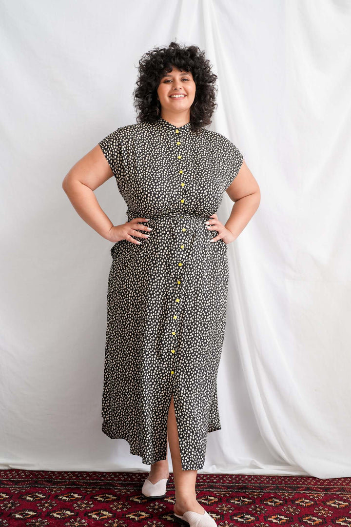 שמלת מקסי אוברסייז עולם נקודות שחור-לבן