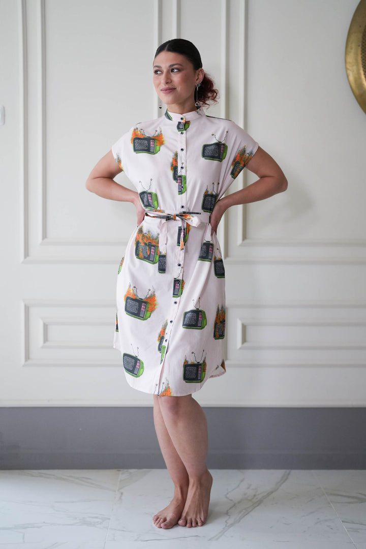 No news on TV שמלת מידי אוברסייז