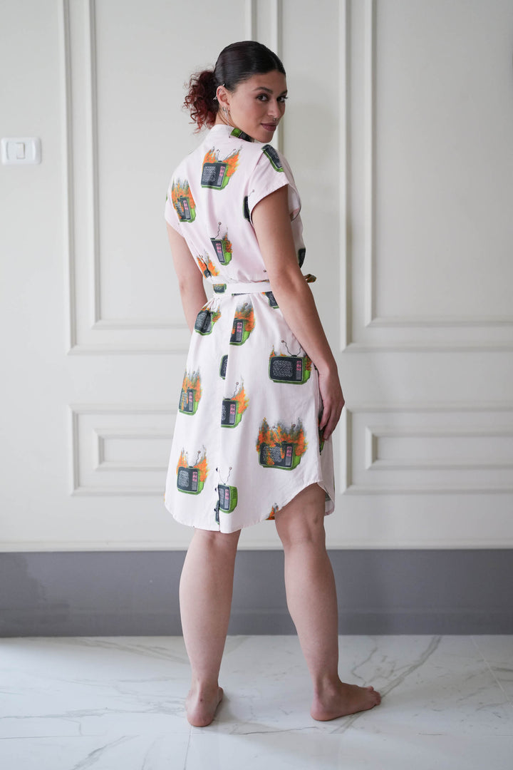 No news on TV שמלת מידי אוברסייז