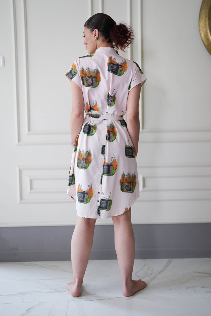 No news on TV שמלת מידי אוברסייז