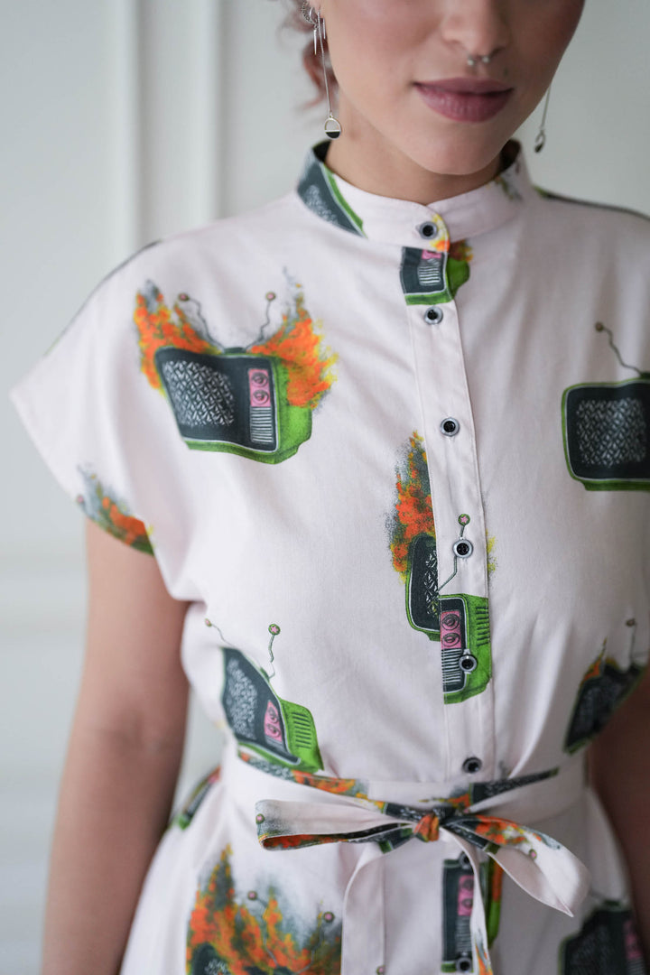 No news on TV שמלת מידי אוברסייז