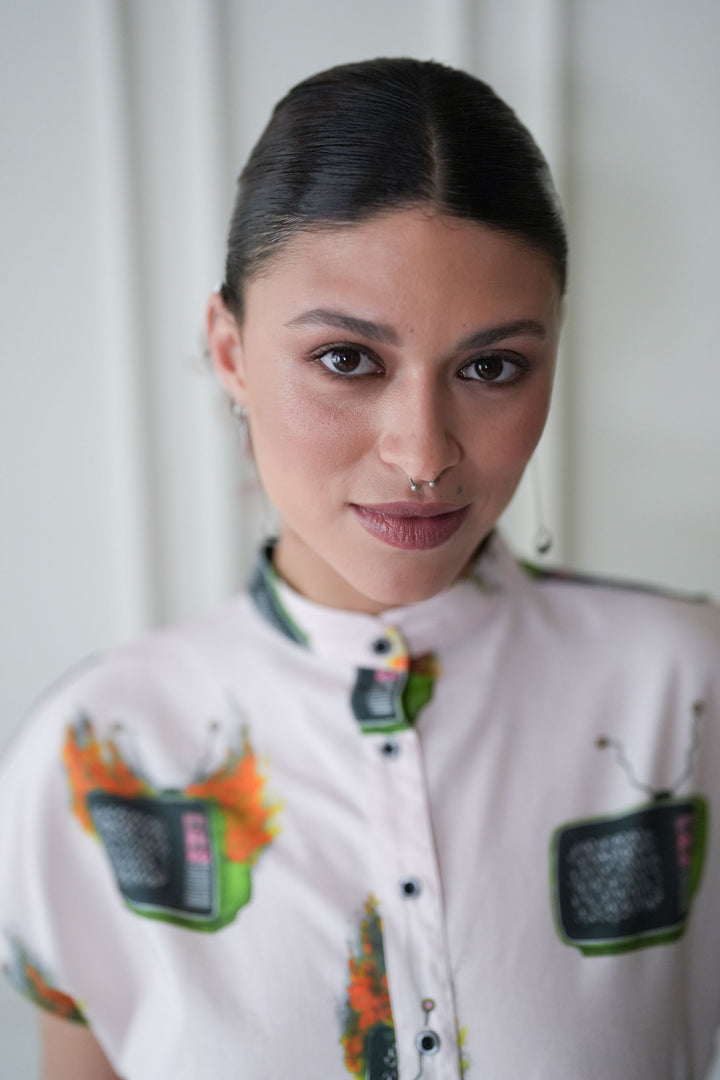 No news on TV שמלת מידי אוברסייז