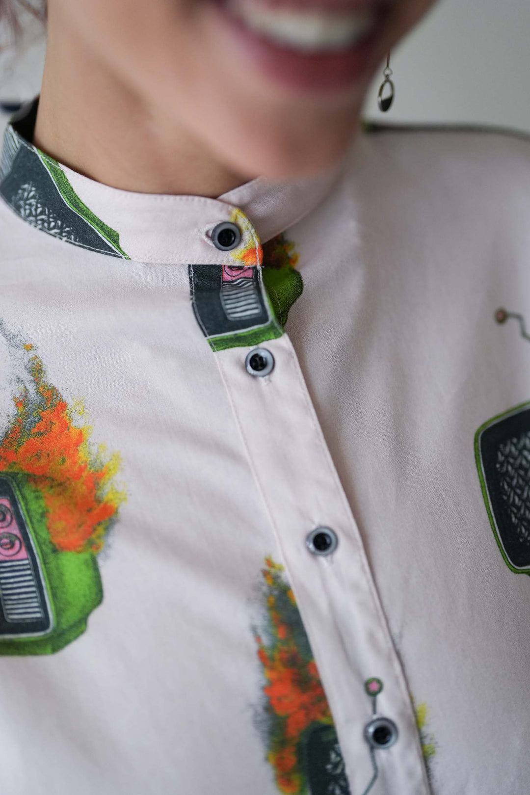 No news on TV שמלת מידי אוברסייז