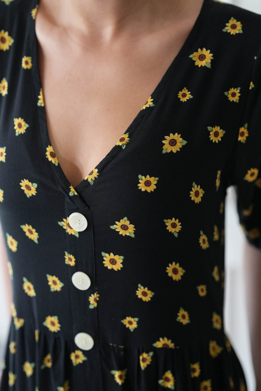 שמלת יולי שרוול חמניות מול השמש