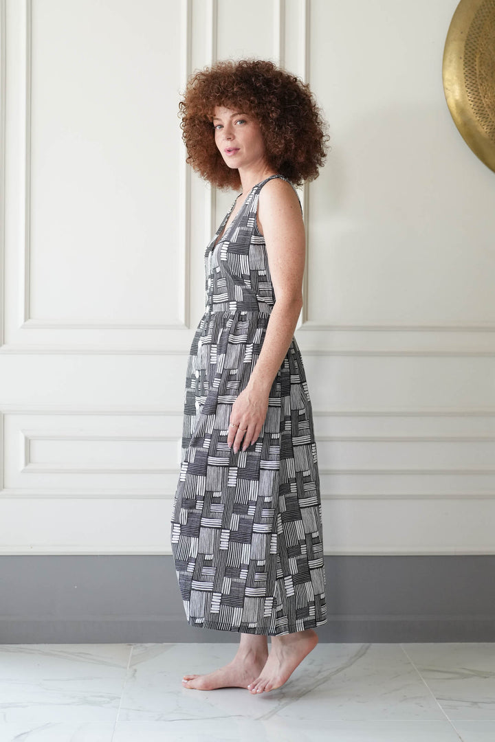 שמלת יולי מונוכרומטית