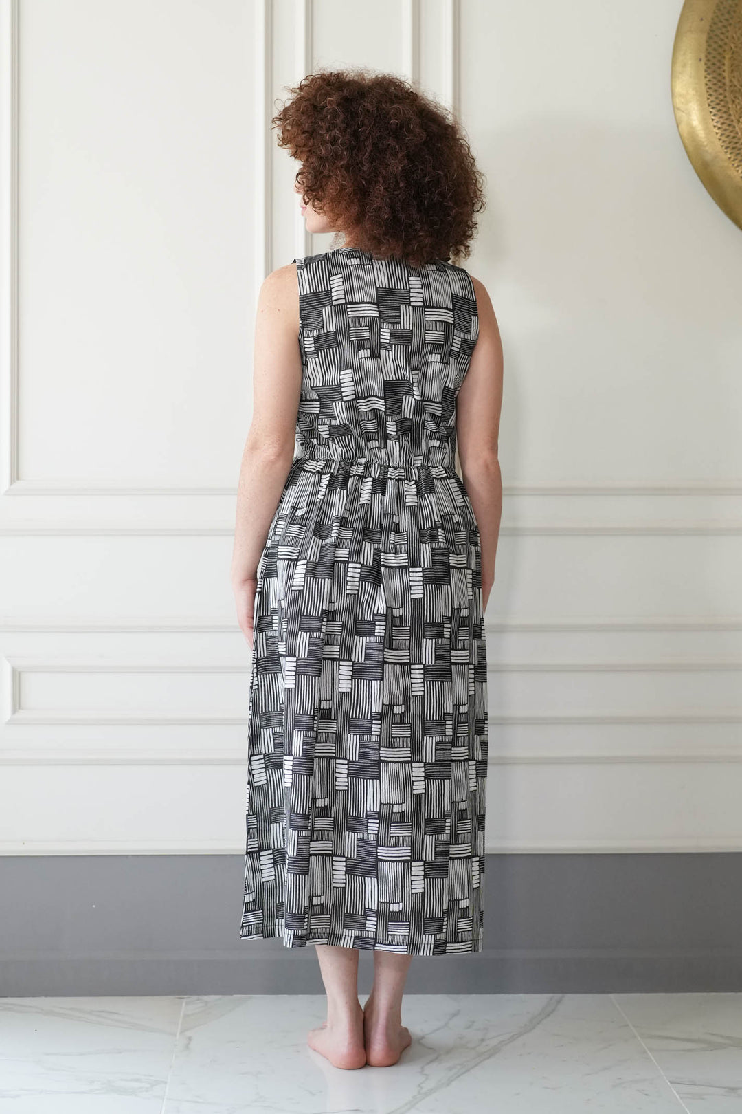 שמלת יולי מונוכרומטית