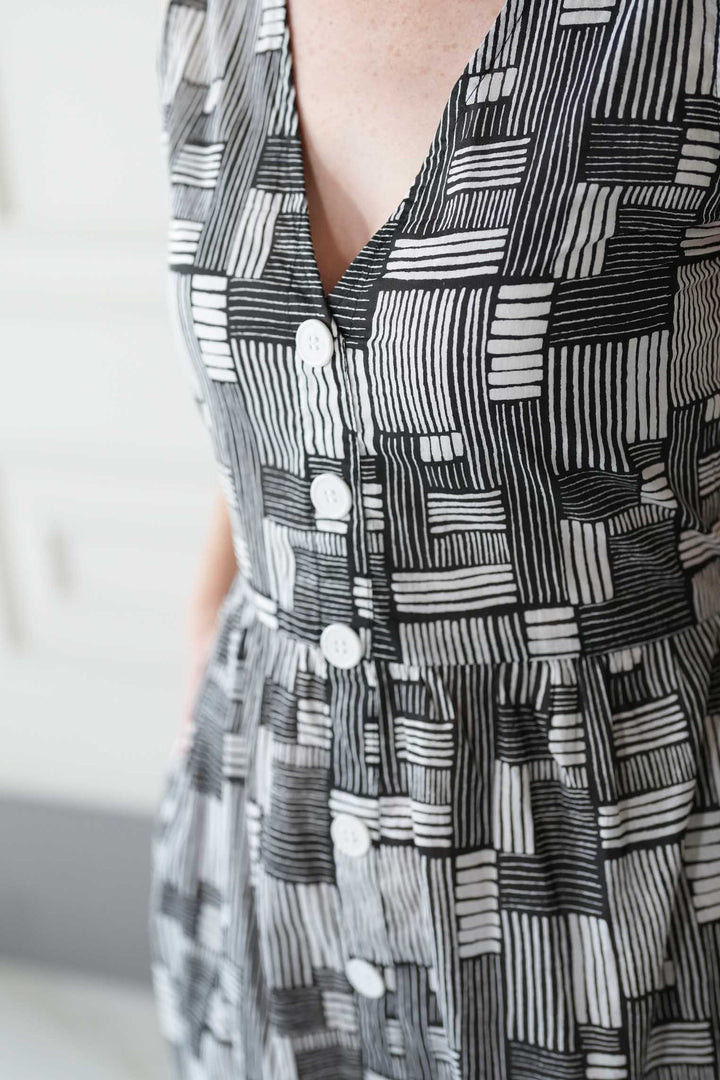 שמלת יולי מונוכרומטית