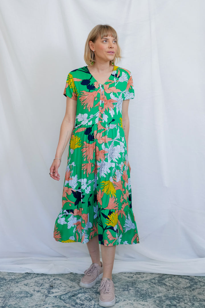 שמלת קומות ירוקה ובועטת