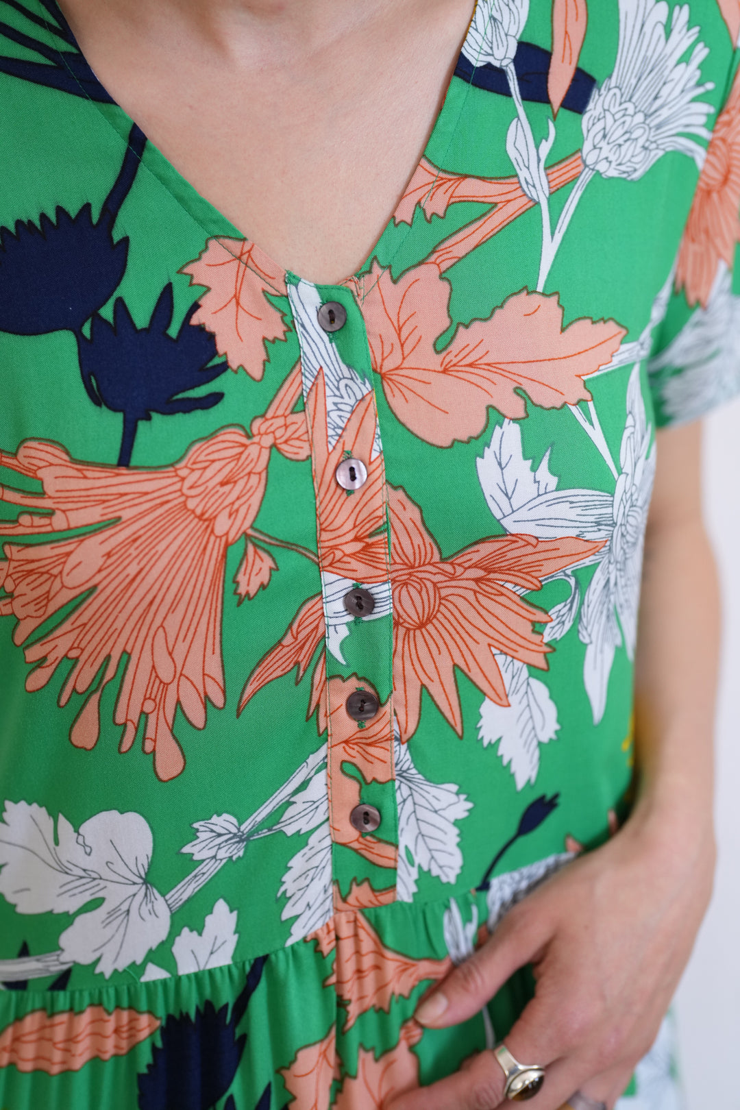 שמלת קומות ירוקה ובועטת