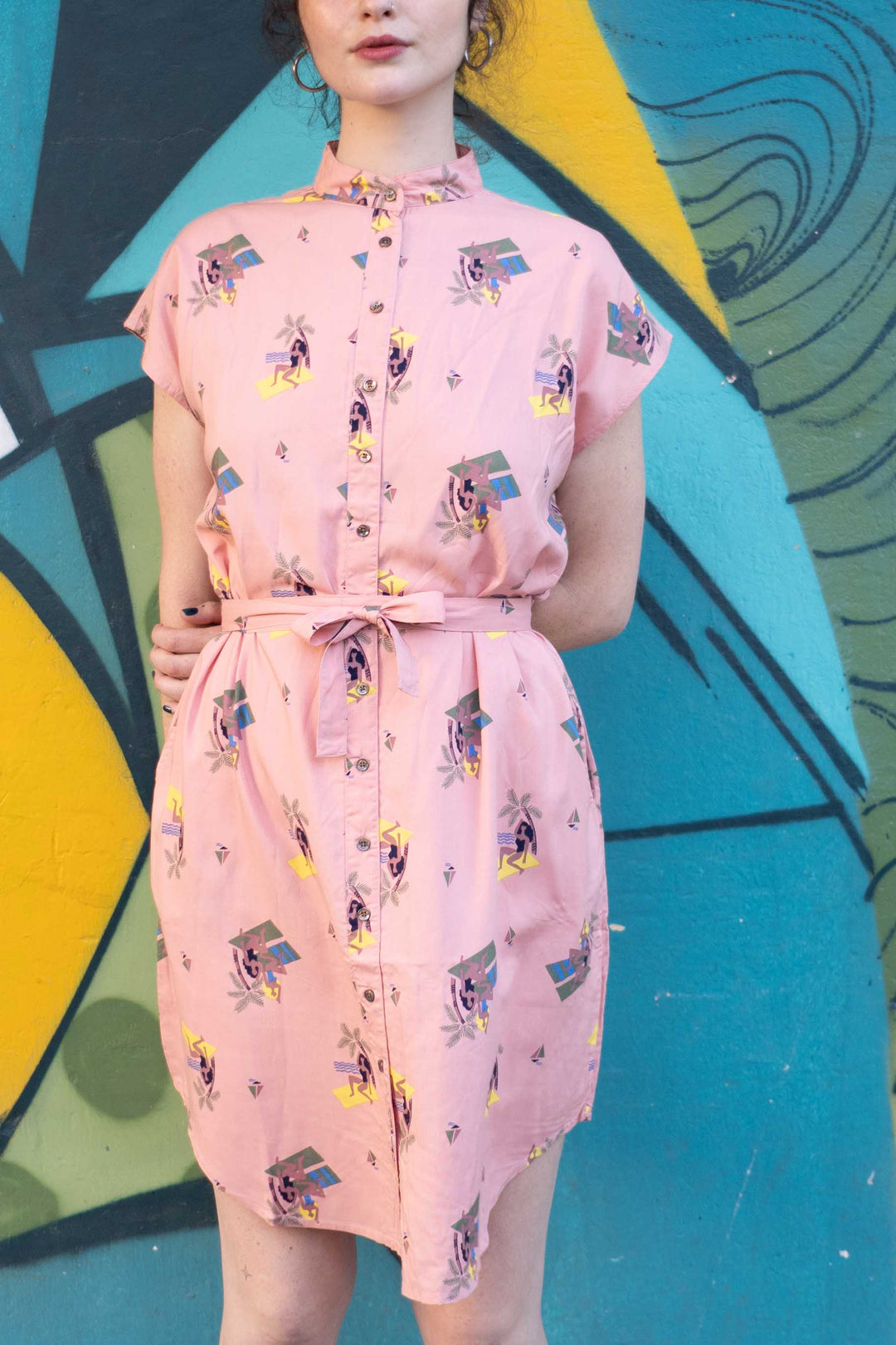 שמלת מידי משתזפות בים