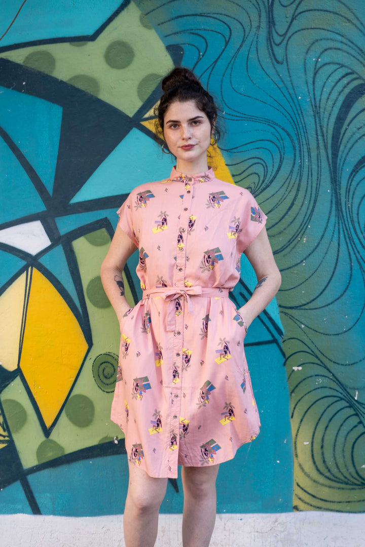 שמלת מידי משתזפות בים